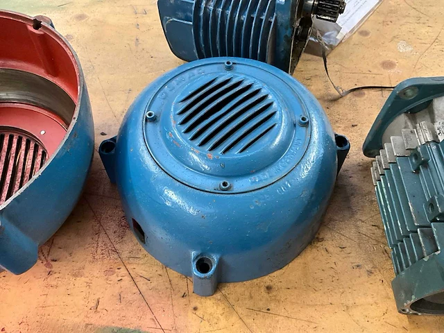 Demag divers lot met een motor, katrijmotorreduktie, remdeksels… - afbeelding 6 van  11