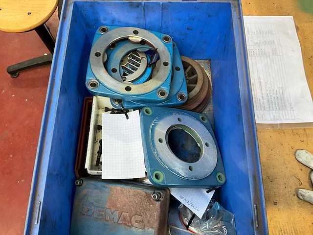 Demag diverse onderdelen waaronder remschijf, jalousie etc. - afbeelding 3 van  4