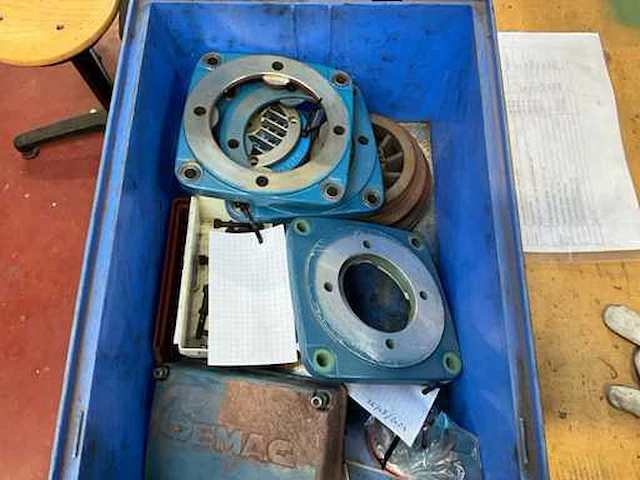 Demag diverse onderdelen waaronder remschijf, jalousie etc. - afbeelding 3 van  4