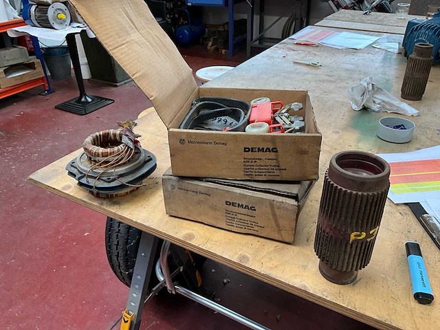 Demag stator 13/3pf2, 2 x stroomafneemwagens, holle as p25 - afbeelding 1 van  4