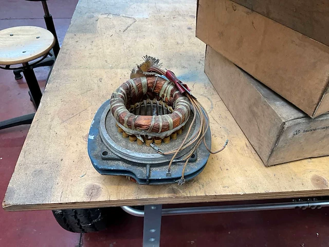Demag stator 13/3pf2, 2 x stroomafneemwagens, holle as p25 - afbeelding 2 van  4