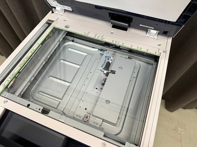 (demo machine) xerox versalink c7130 - multifunctionele full color laserprinter - afbeelding 12 van  14