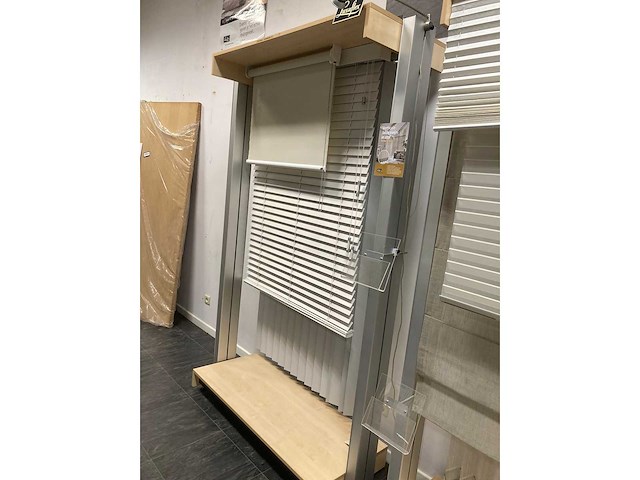 Demo modellen gordijnen, tafels, stoelen, grote plant enz - afbeelding 2 van  20