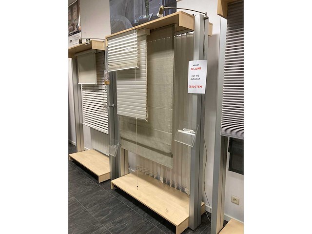 Demo modellen gordijnen, tafels, stoelen, grote plant enz - afbeelding 3 van  20