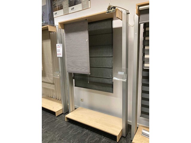 Demo modellen gordijnen, tafels, stoelen, grote plant enz - afbeelding 4 van  20