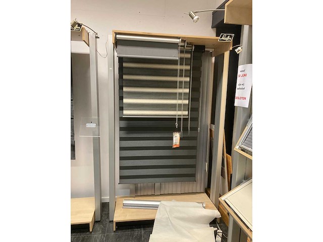 Demo modellen gordijnen, tafels, stoelen, grote plant enz - afbeelding 5 van  20