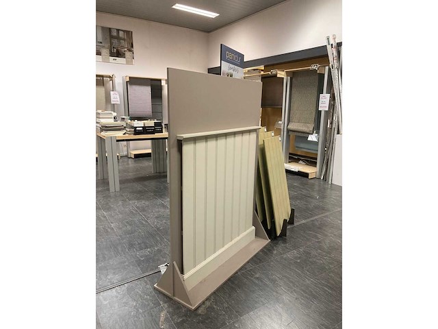 Demo modellen gordijnen, tafels, stoelen, grote plant enz - afbeelding 6 van  20