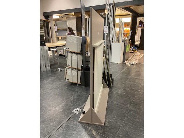 Demo modellen gordijnen, tafels, stoelen, grote plant enz - afbeelding 8 van  20