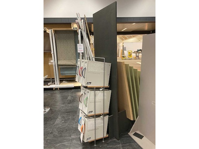 Demo modellen gordijnen, tafels, stoelen, grote plant enz - afbeelding 9 van  20