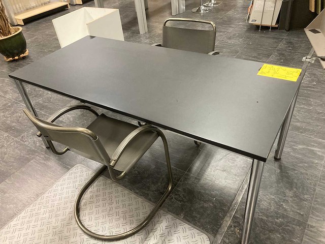 Demo modellen gordijnen, tafels, stoelen, grote plant enz - afbeelding 12 van  20