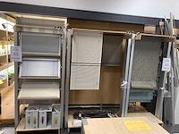 Demo modellen gordijnen, tafels, stoelen, grote plant enz - afbeelding 18 van  20