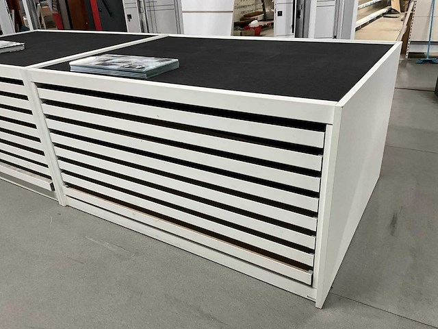 Dermul stalenkast / toonzaalmeubel - afbeelding 1 van  7