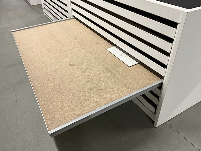 Dermul stalenkast / toonzaalmeubel - afbeelding 4 van  7