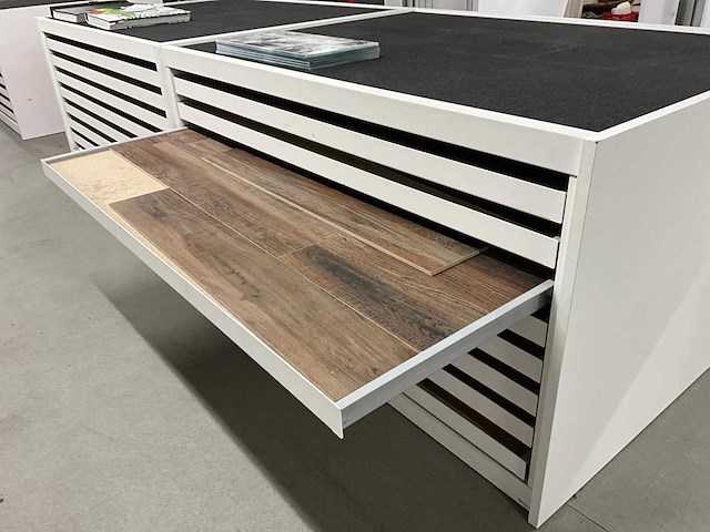 Dermul stalenkast / toonzaalmeubel - afbeelding 3 van  7