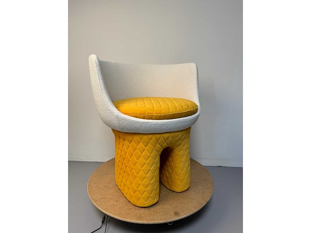Design fauteuil geel showroommodel (1x) - afbeelding 1 van  5