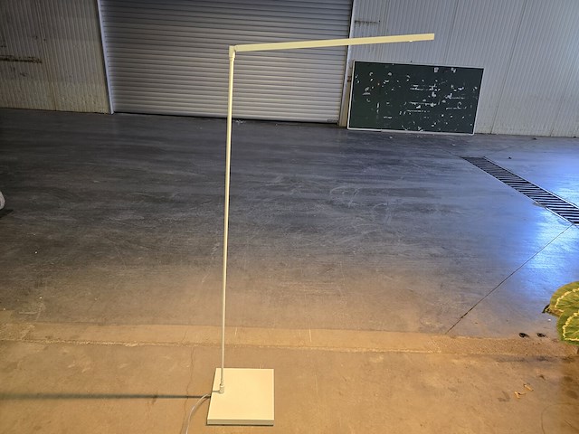 Design staanlamp 135cm hoog - afbeelding 1 van  7