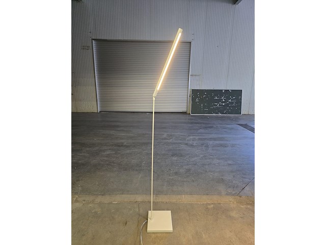Design staanlamp 135cm hoog - afbeelding 3 van  7