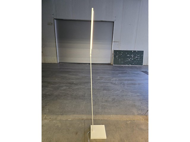 Design staanlamp 135cm hoog - afbeelding 7 van  7