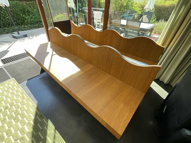 Design zitbank met golvende rugleuning, hout/eiken afwerking - afbeelding 2 van  4
