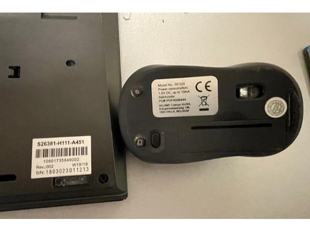 Desktop fujitsu, monitor, toetsenbord en muis - afbeelding 7 van  7