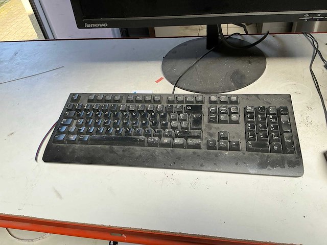 Desktop lg + computerscherm lenovo - afbeelding 5 van  7