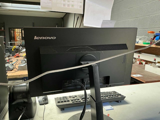 Desktop lg + computerscherm lenovo - afbeelding 7 van  7