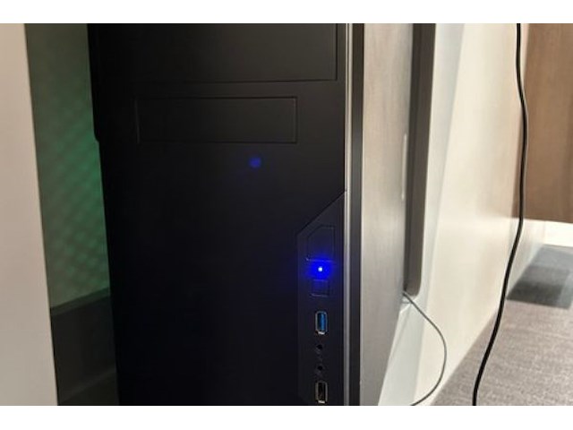 Desktop + monitor en toebehoren - afbeelding 8 van  11