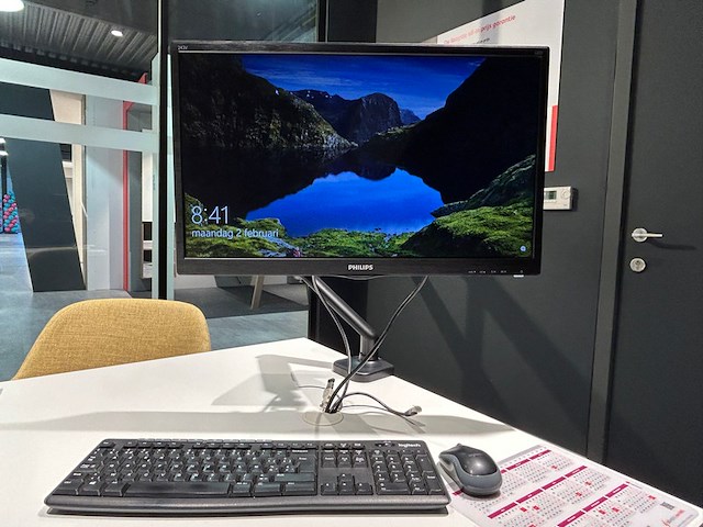 Desktop + monitor en toebehoren - afbeelding 1 van  7