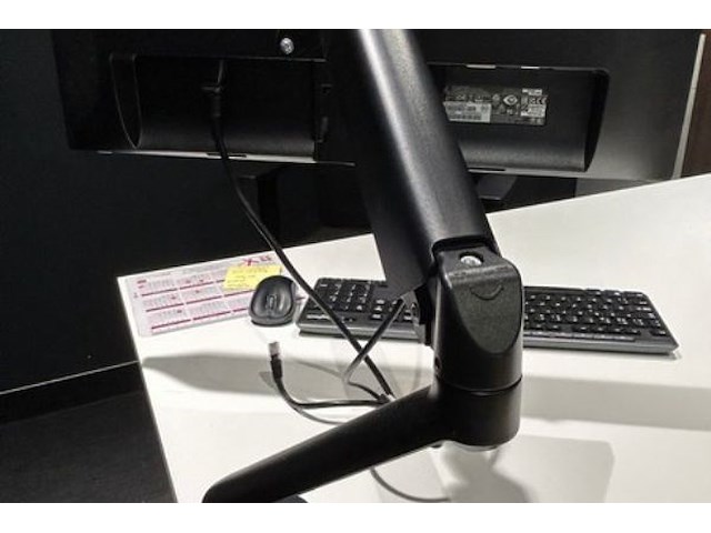 Desktop + monitor en toebehoren - afbeelding 3 van  7