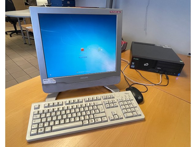 Desktop, monitor, toestenbord en muis - afbeelding 1 van  9