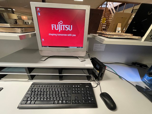 Desktop, monitor, toetsenbord en muis - afbeelding 1 van  9