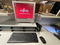 Desktop, monitor, toetsenbord en muis