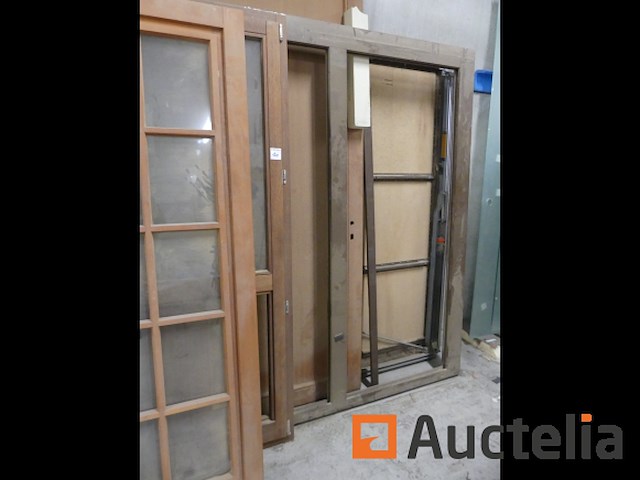 Deuren en raamkozijnen van vitrine hout - afbeelding 2 van  7