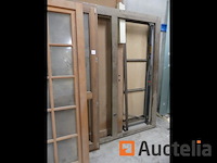 Deuren en raamkozijnen van vitrine hout - afbeelding 2 van  7