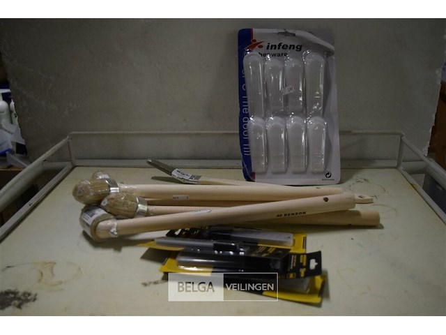 Deurstoppers, 4 vullingen breekmes en 6 div verfborstels - afbeelding 1 van  4