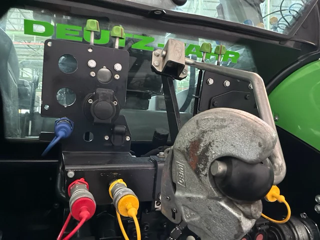 Deutz-fahr agrotron 6165 rc-shift 4-wiel aangedreven landbouwtractor - afbeelding 22 van  33