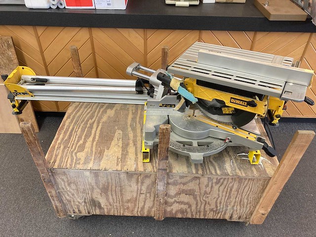 Dewalt - afkortzaagmachine - afbeelding 1 van  5