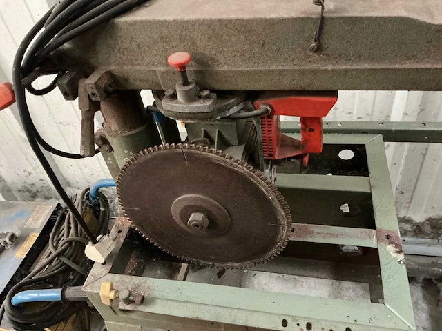 Dewalt 1370 radiaalafkortzaagmachine - afbeelding 3 van  7