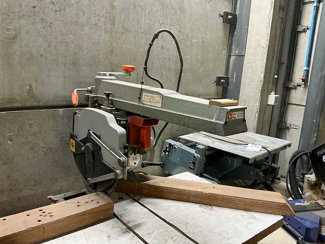 Dewalt 1370 radiaalafkortzaagmachine - afbeelding 1 van  4