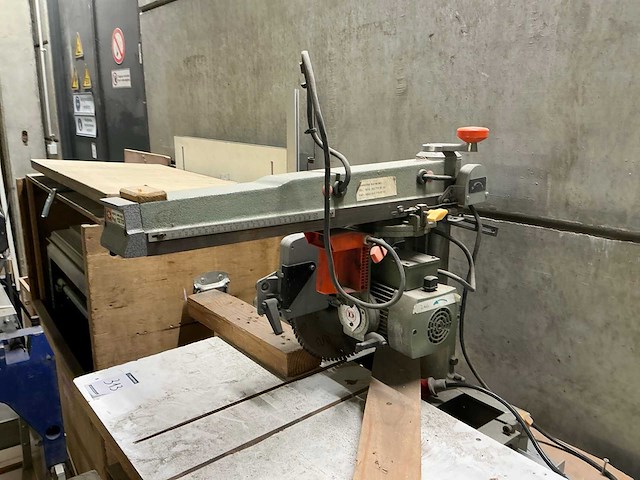 Dewalt 1370 radiaalafkortzaagmachine - afbeelding 3 van  4