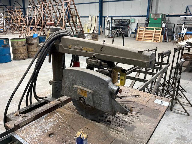 Dewalt 1420 radiaalafkortzaagmachine met tafel - afbeelding 5 van  10