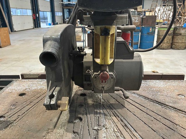 Dewalt 1420 radiaalafkortzaagmachine met tafel - afbeelding 7 van  10