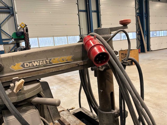 Dewalt 1420 radiaalafkortzaagmachine met tafel - afbeelding 8 van  10