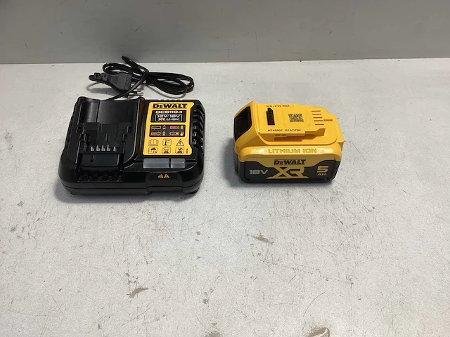 Dewalt accu 18v 5ah + lader dcb1104 - afbeelding 3 van  5