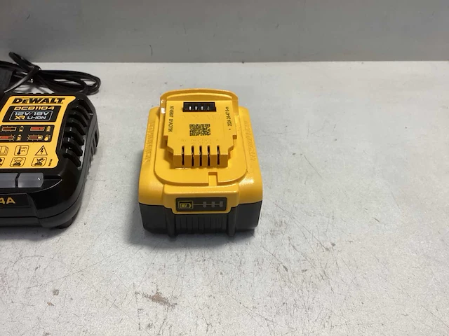 Dewalt accu 18v 5ah + lader dcb1104 - afbeelding 4 van  5