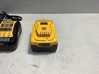 Dewalt accu 18v 5ah + lader dcb1104 - afbeelding 4 van  5