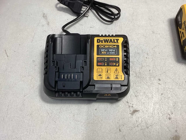 Dewalt accu 18v 5ah + lader dcb1104 - afbeelding 5 van  5