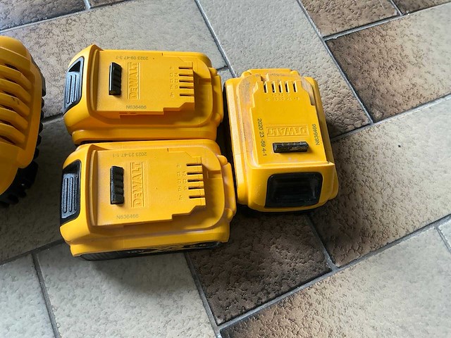 Dewalt accu 5ah (3x)+ lader en 6x stealthmount - afbeelding 2 van  4