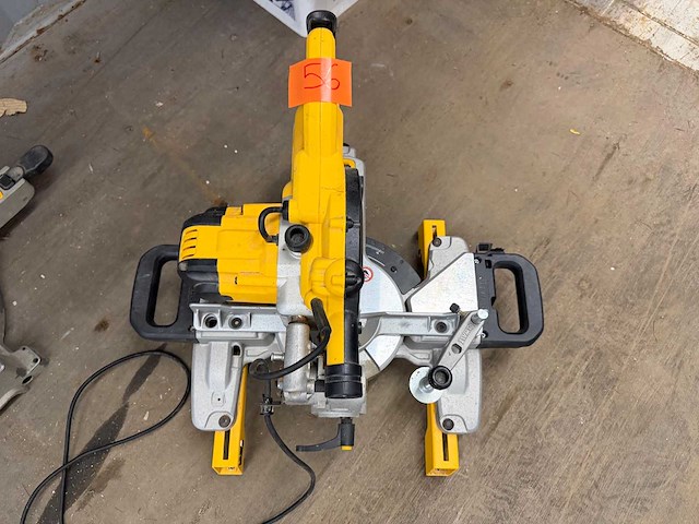 Dewalt afkort- en verstekzaag met trekfunctie 1400w - afbeelding 2 van  3