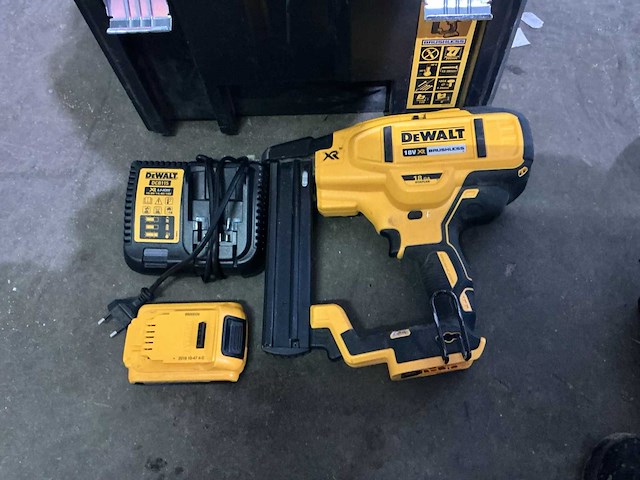 Dewalt bruchless 18 ga nietmachine - afbeelding 1 van  3